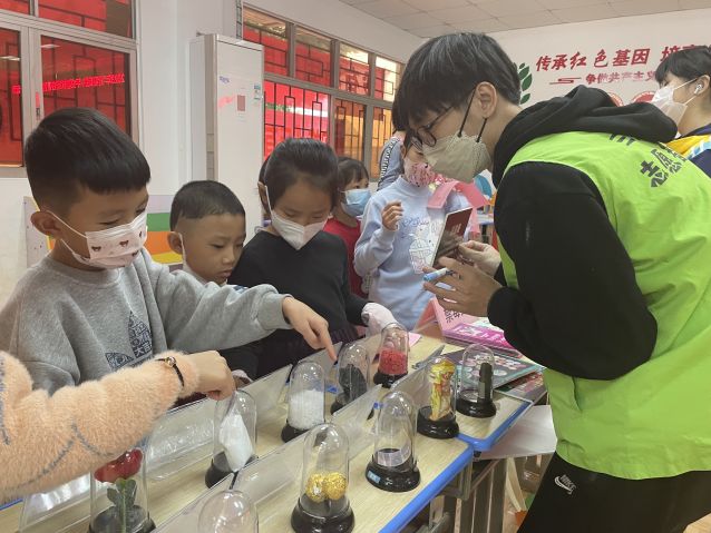 三鄉(xiāng)鎮(zhèn)開展“揚(yáng)眉‘兔’氣賀新春，禁毒相伴過新年”活動圖片2.JPG